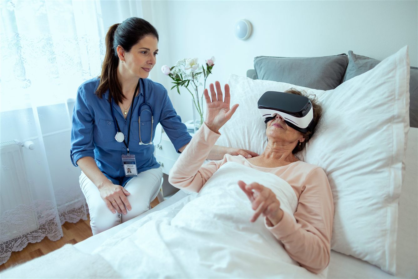Patient en chambre d'hôpital avec un casque de réalité virtuelle — VMOOV